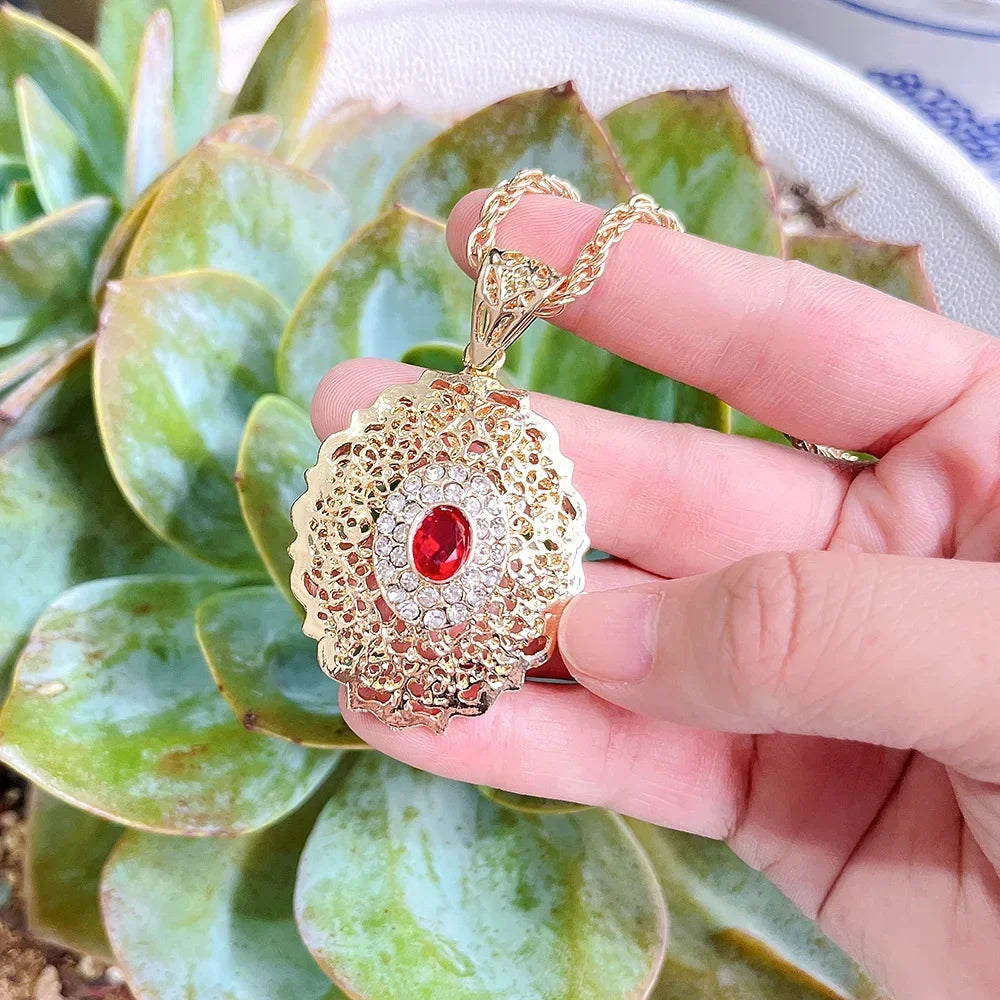 Dlouhý náhrdelník s tradičním arabským zlatým přívěskem v červené barvě