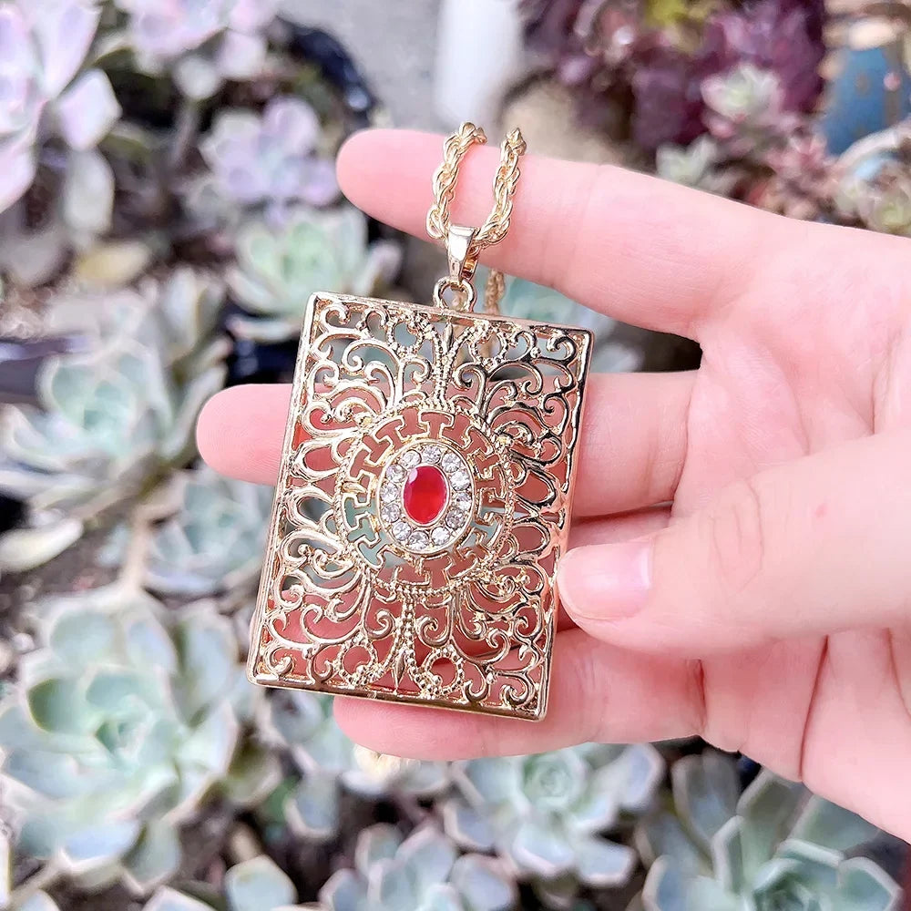 Dlouhý náhrdelník s červeným tradičním arabským přívěskem