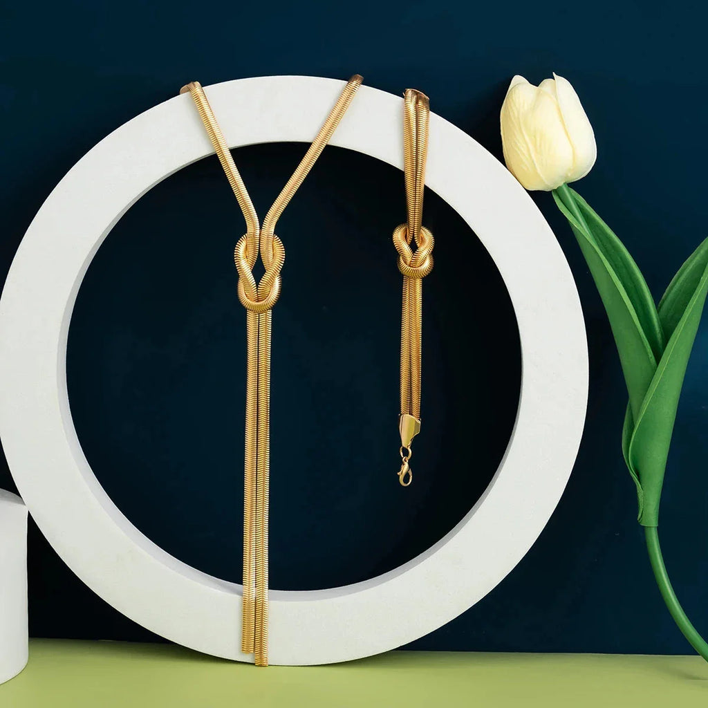 Dlouhý náhrdelník na výstřih a jeho náramek s uzlem 