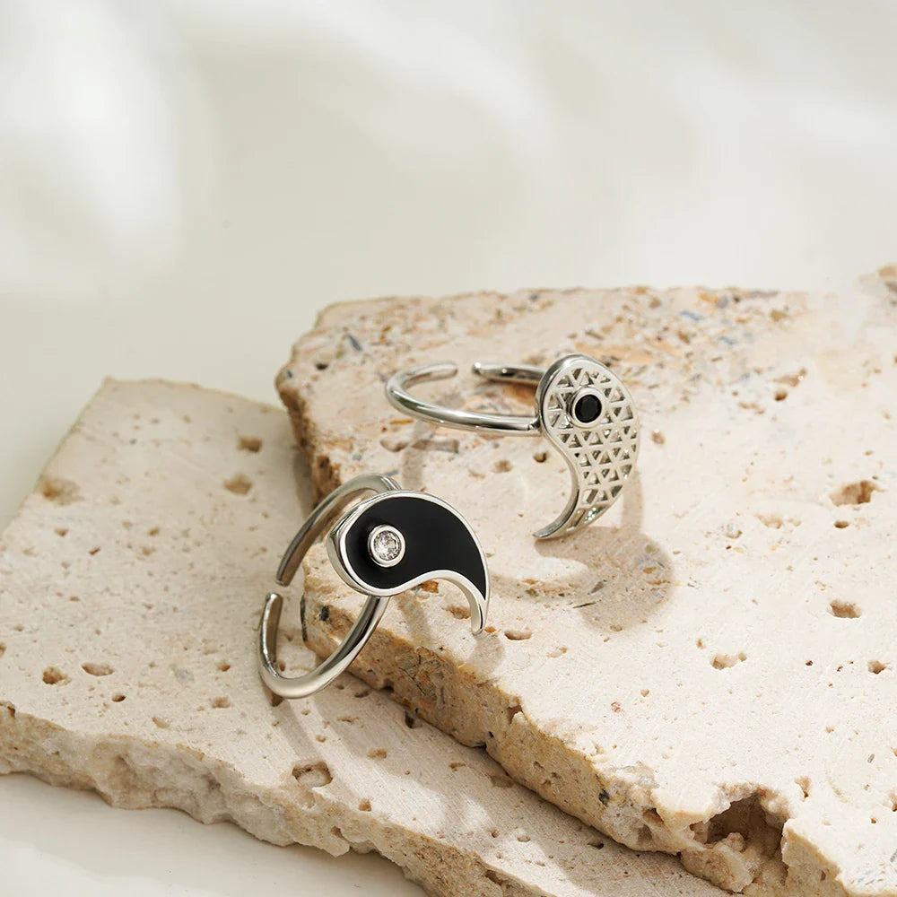 Set om 2 Yin Yang-ringar med zirkon