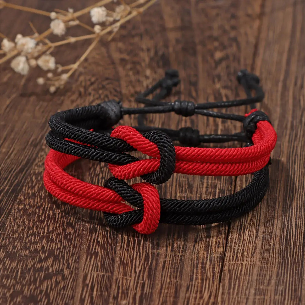 Sæt med 2 knudepararmbånd i rød og sort