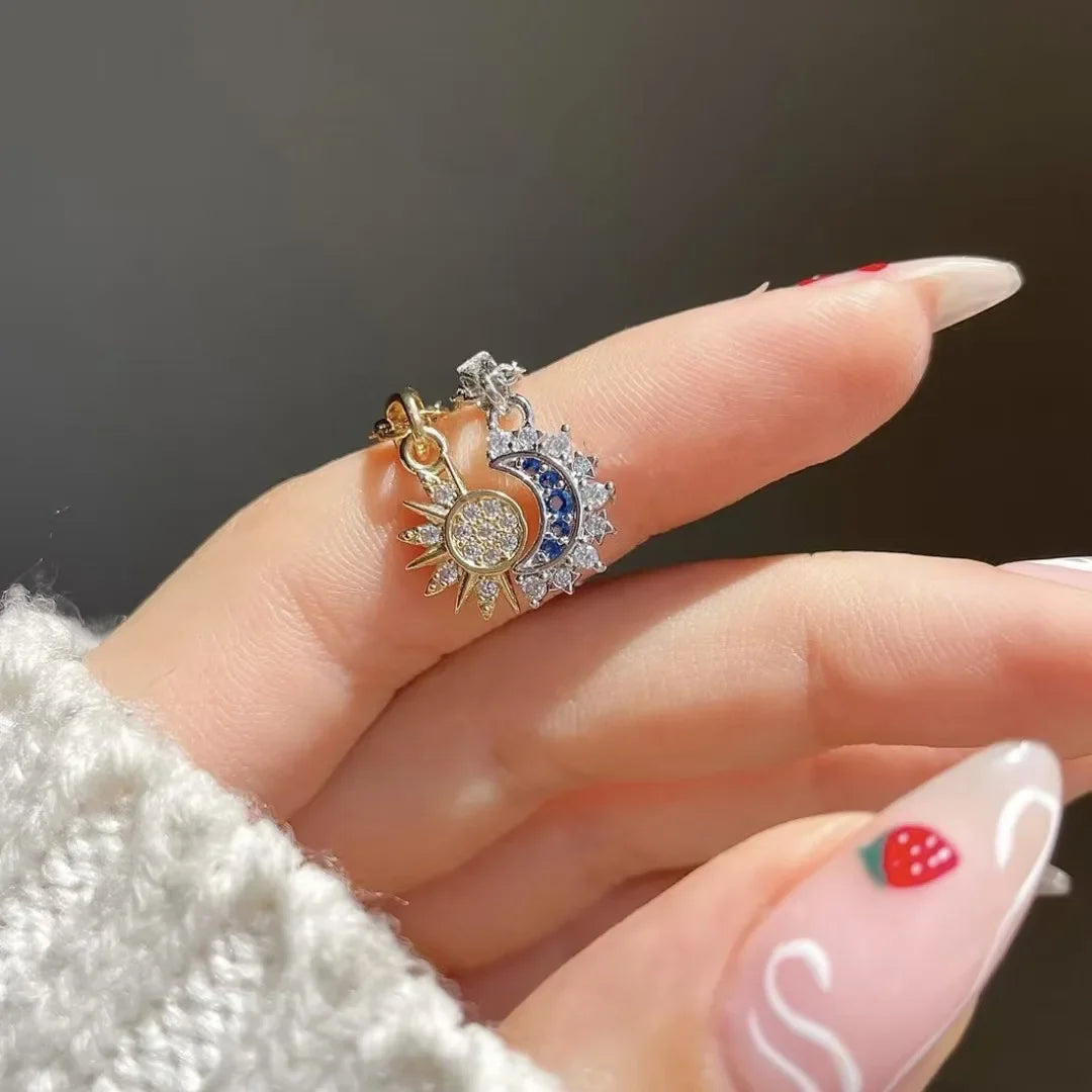 Set med 2 halsband med måne- eller solberlock i zirkon för par i guld och silver