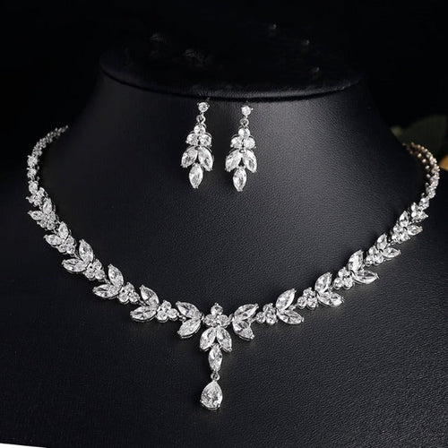 Bröllopssmyckeset med halsband och örhängen i silver